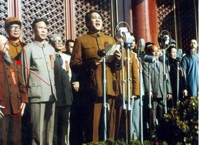 1949年10月1日举办开国大典的天安门城楼上，有一位银须飘动、精神矍铄的八旬老者，鲜为人知的是，他竟然是一位“洪门大佬”，名字叫司徒美堂，此时他已经是名扬海内外的华侨领袖。